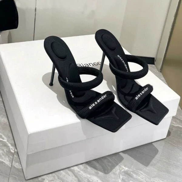 In the summer of 2024, Internet celebrity new AW high -heeled sandals wearing black square open -toe toes with thin and thin trailer