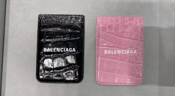 The top two colors of ba’s crocodile pattern card holder are not Xianyu’s two-hundred-hundred-dollar garbage. Their fonts are all wrong and they ship in about three days.